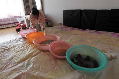 苍南楼上漏水，住户失联，小区没物管，业主维权难！律师来支招……